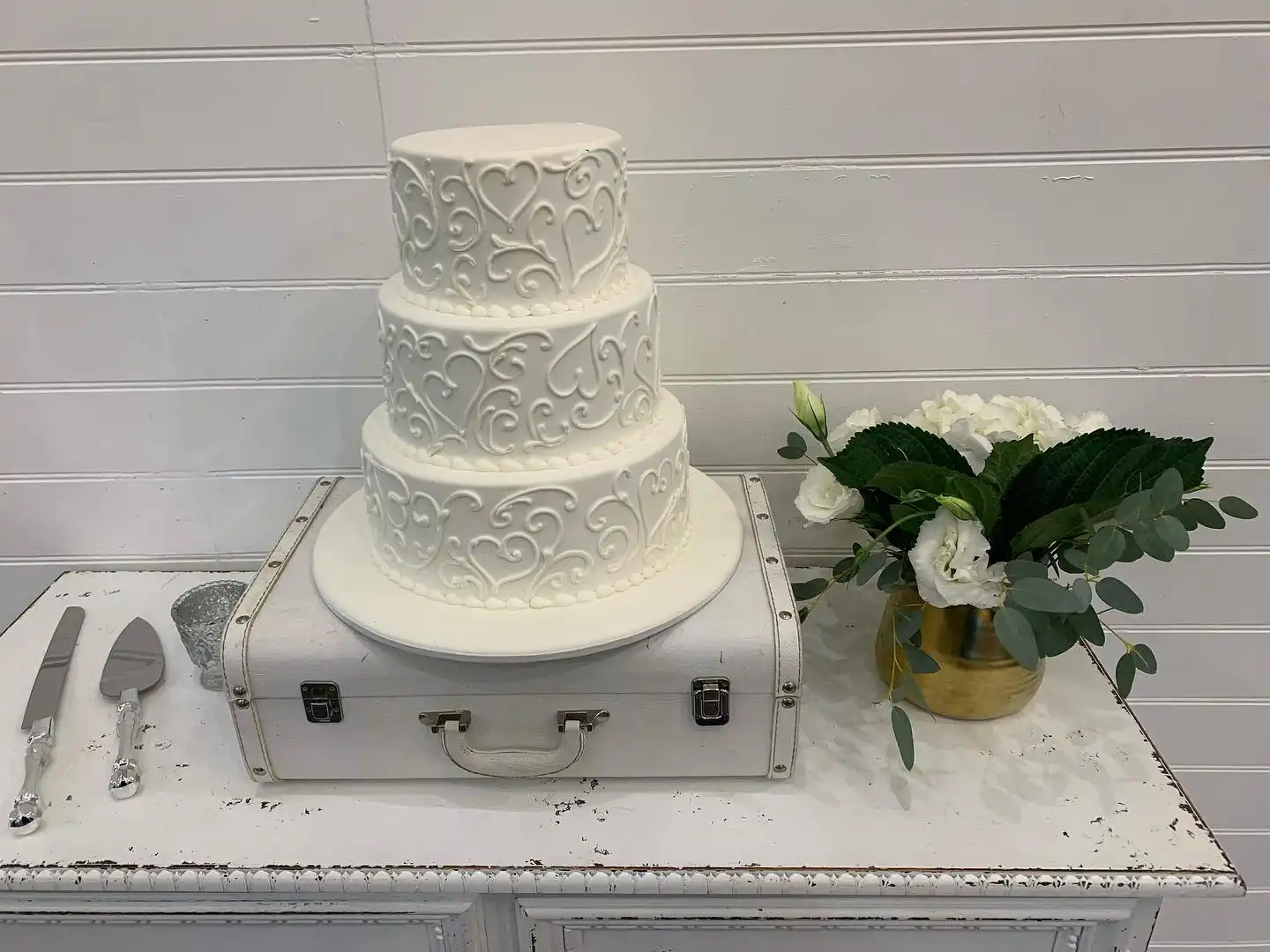 A pretty buttercream wedding cake! 💍💍💍

#weddingcake #weddingcakes #customcakes #cake #cakes #cupcakes #buttercreamcakes #buttercreamcake #bestcake