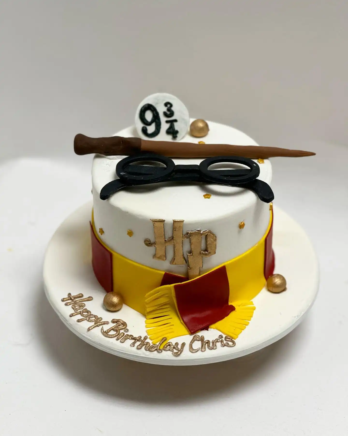 Harry Potter themed ….. 

#cake #cakes #weddingcakes #weddingcake #birthdaycake #birthdaycakes #buttercream #buttercreamcake #cupcakes  #cupcake #fondantcakes #fondantcake #fondant #bestcakes #cookies #cakepop #cakepops #decoratedcookies #harrypotter #harrypottercake #griffindor